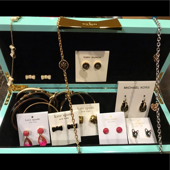 Meet your Posher, Arielle- 5 Star Seller! - Picture 4 of 6